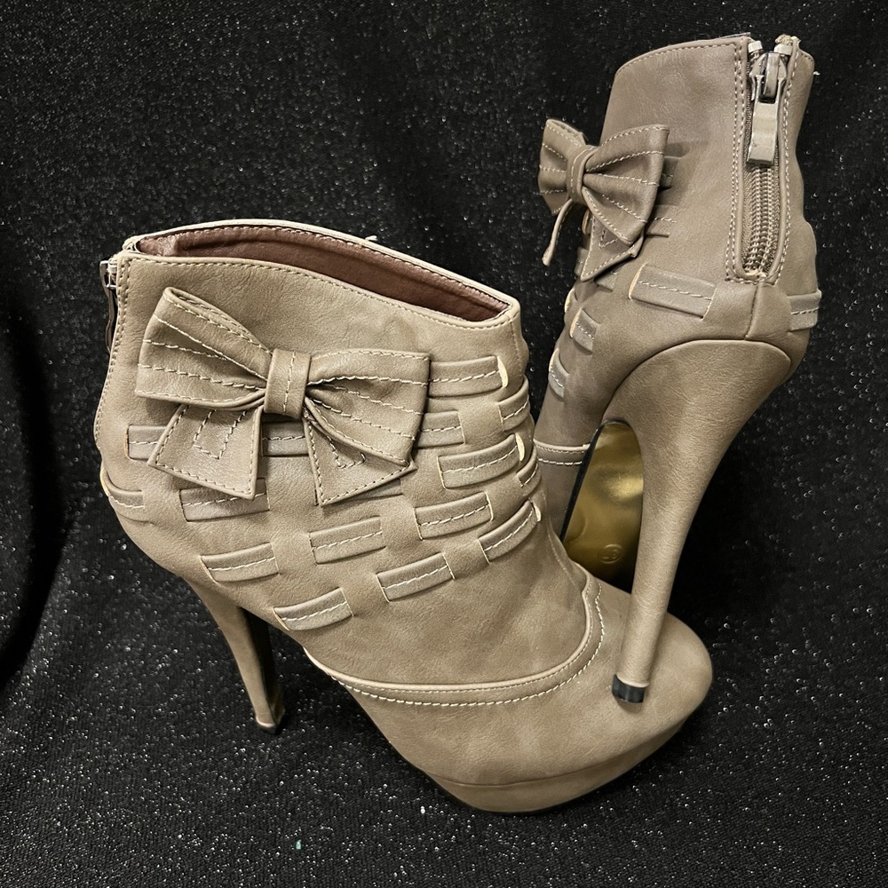 Olive ankle heeled boots (NEW) size 6.5.